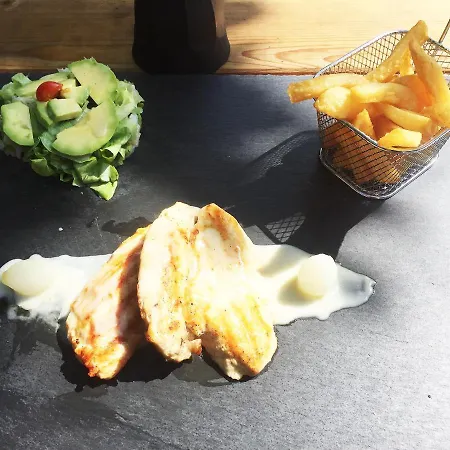 לינה וארוחת בוקר Au Petit De *