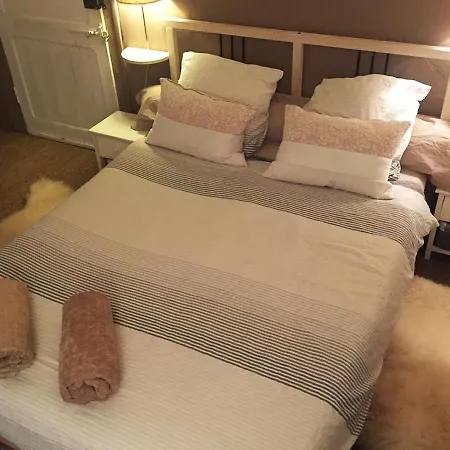 Au Petit De לינה וארוחת בוקר *