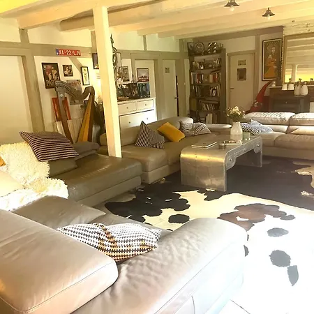 Au Petit De לינה וארוחת בוקר